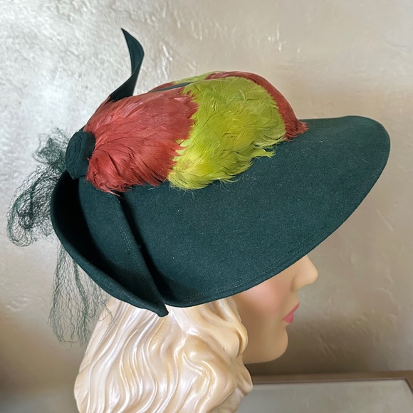 SMART 1950s' GREEN FELT HAT WITH BOW, FEATHERS & VEILING - Picture 9 of 12